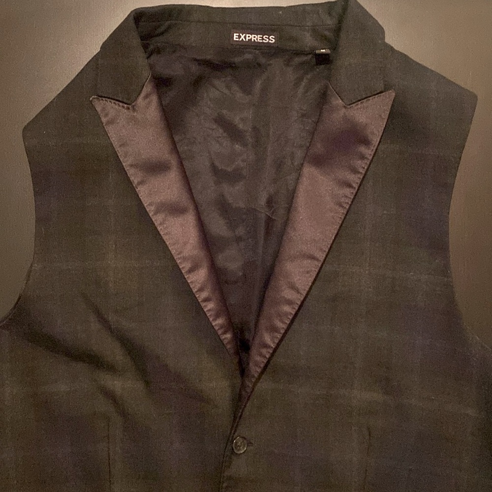Express plaid wing-tipped men’s vest, size medium